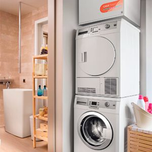 Ilmanvaihtokoneiden pieni jättiläinen Swegon Casa W3 Smart XS sopii alle 150 m2 asuntoihin. Asenna moduulimittainen ilmanvaihtokone pyykkitornin päälle.